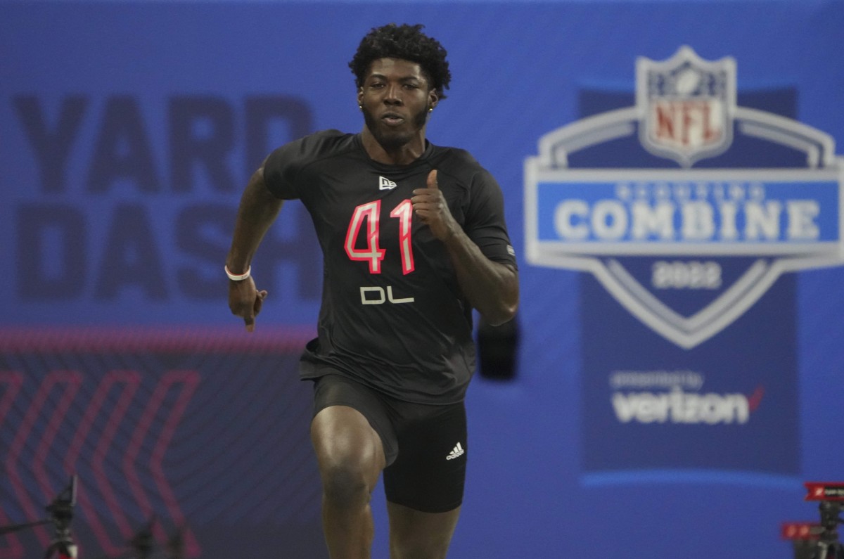 Defensive end Kingsley Enagbare runs official 4.87-second 40-yard dash at  2022 combine