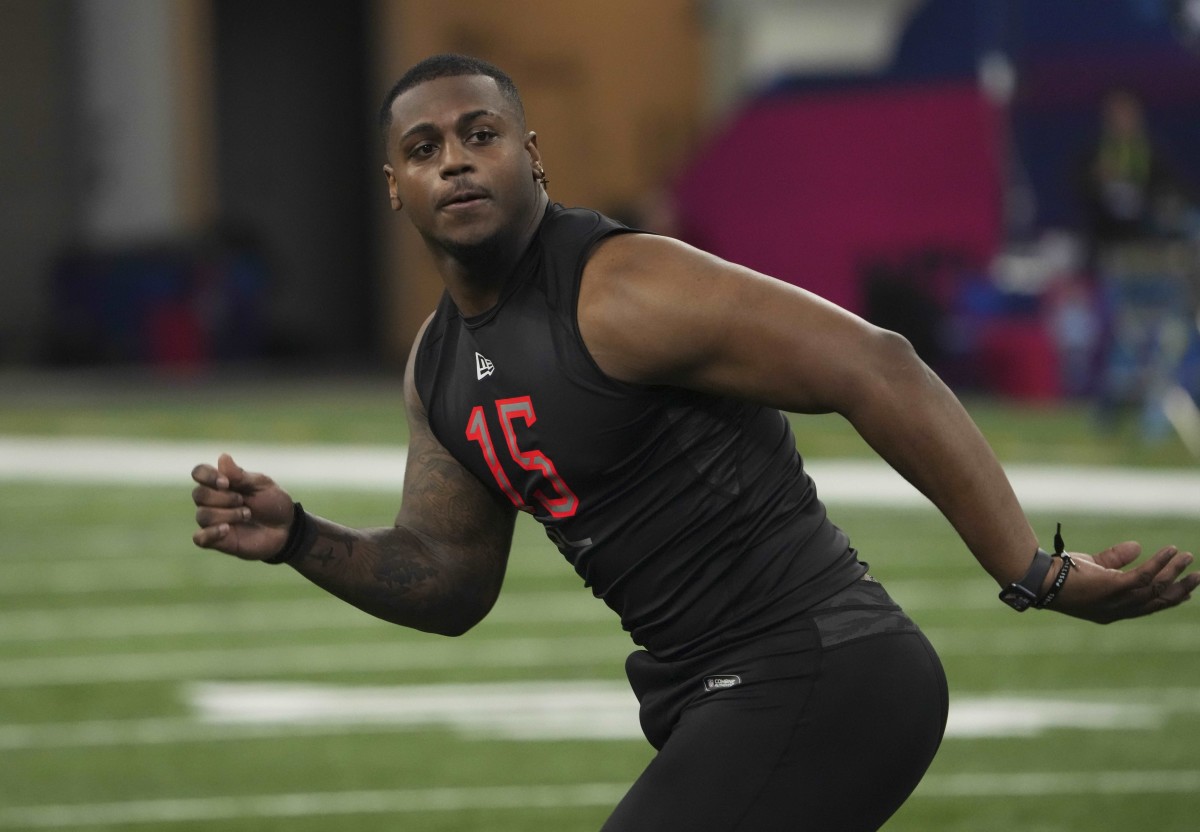 Defensive lineman Perrion Winfrey runs official 4.89-second 40-yard dash at  2022 combine