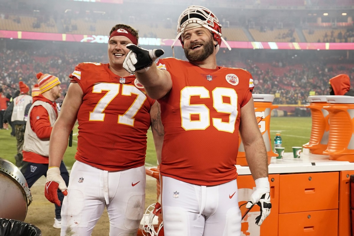 Kansas City Chiefs offensive guard Andrew Wylie (77) during