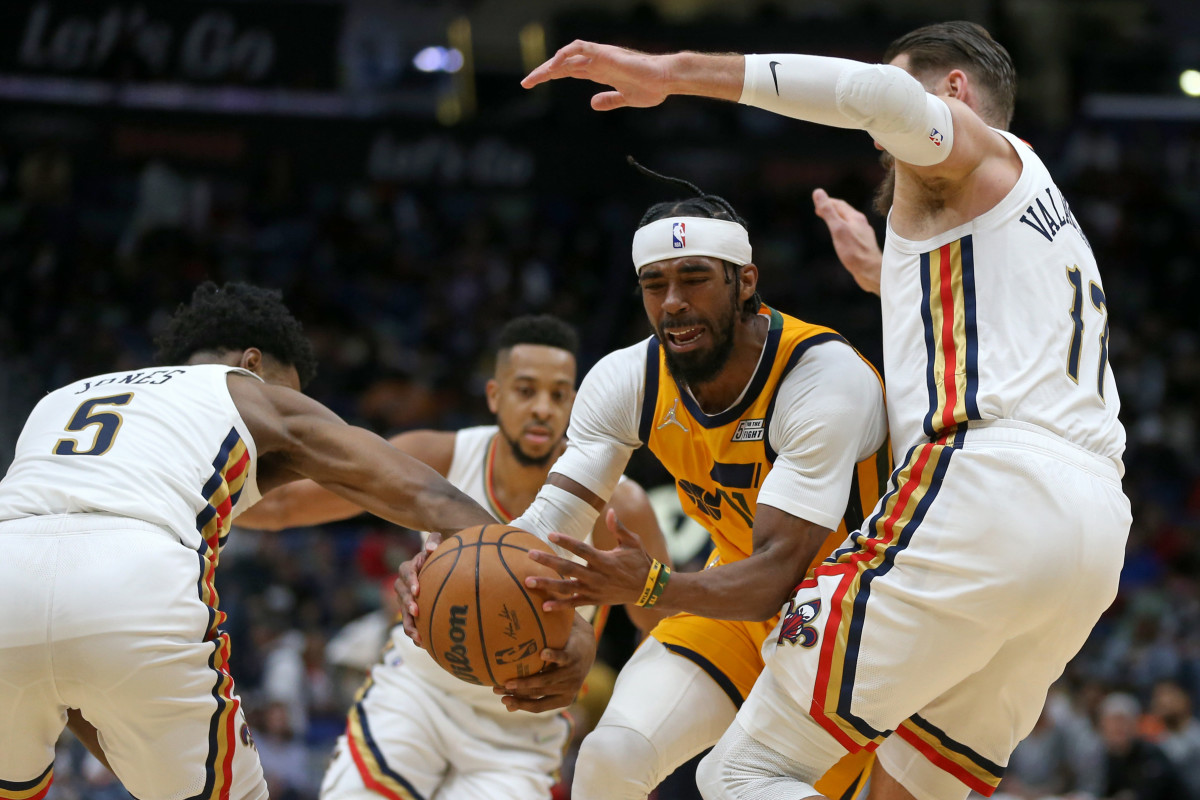 Utah Jazz guard Mike Conley (11) nearly loses the ball to New Orleans Pelicans forward Herbert Jones (5) in the second half at the Smoothie King Center.