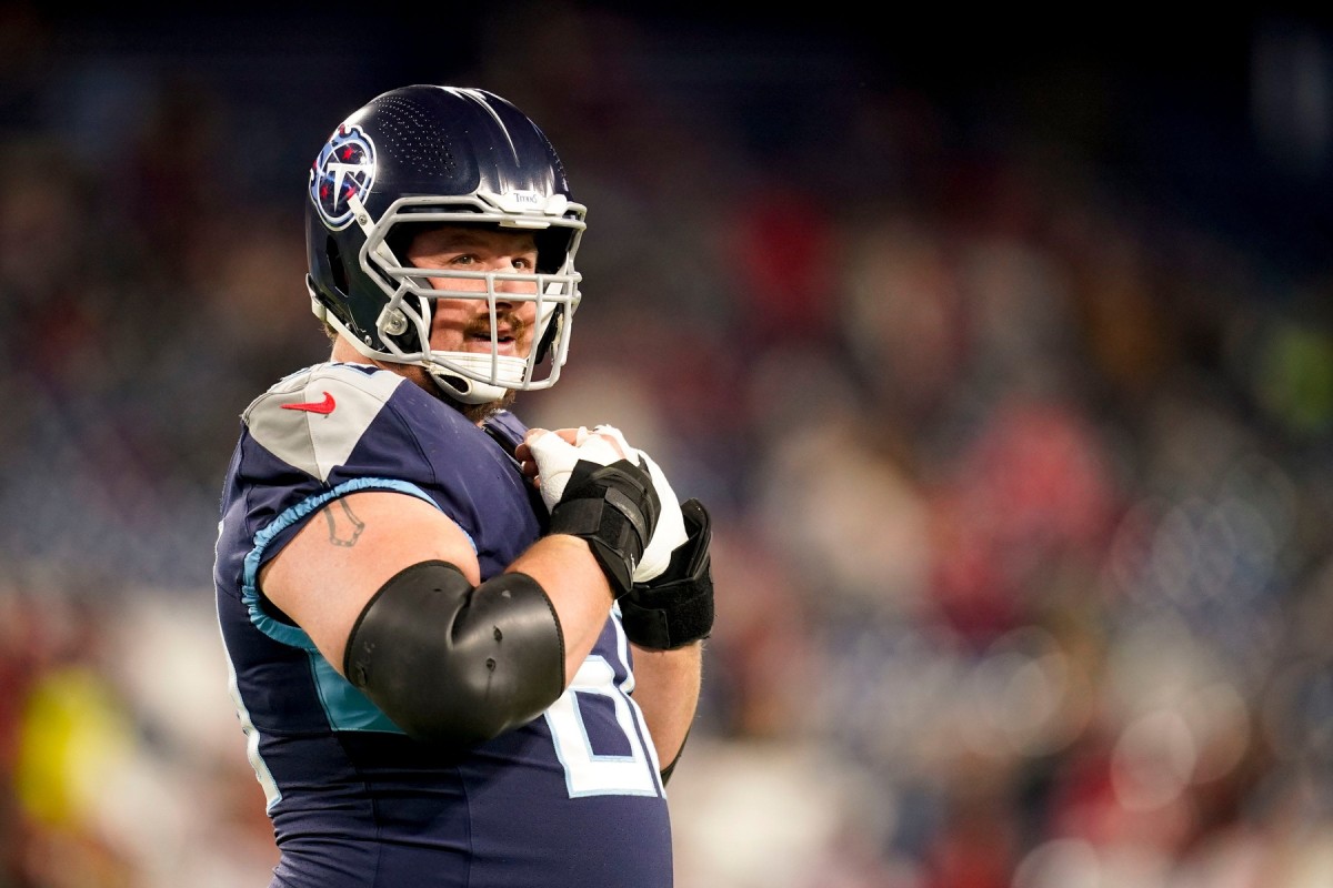 Tennessee Titans center Ben Jones (60) warms up before the start of their game against the 49ers at Nissan Stadium Thursday, Dec. 23, 2021 in Nashville, Tenn.