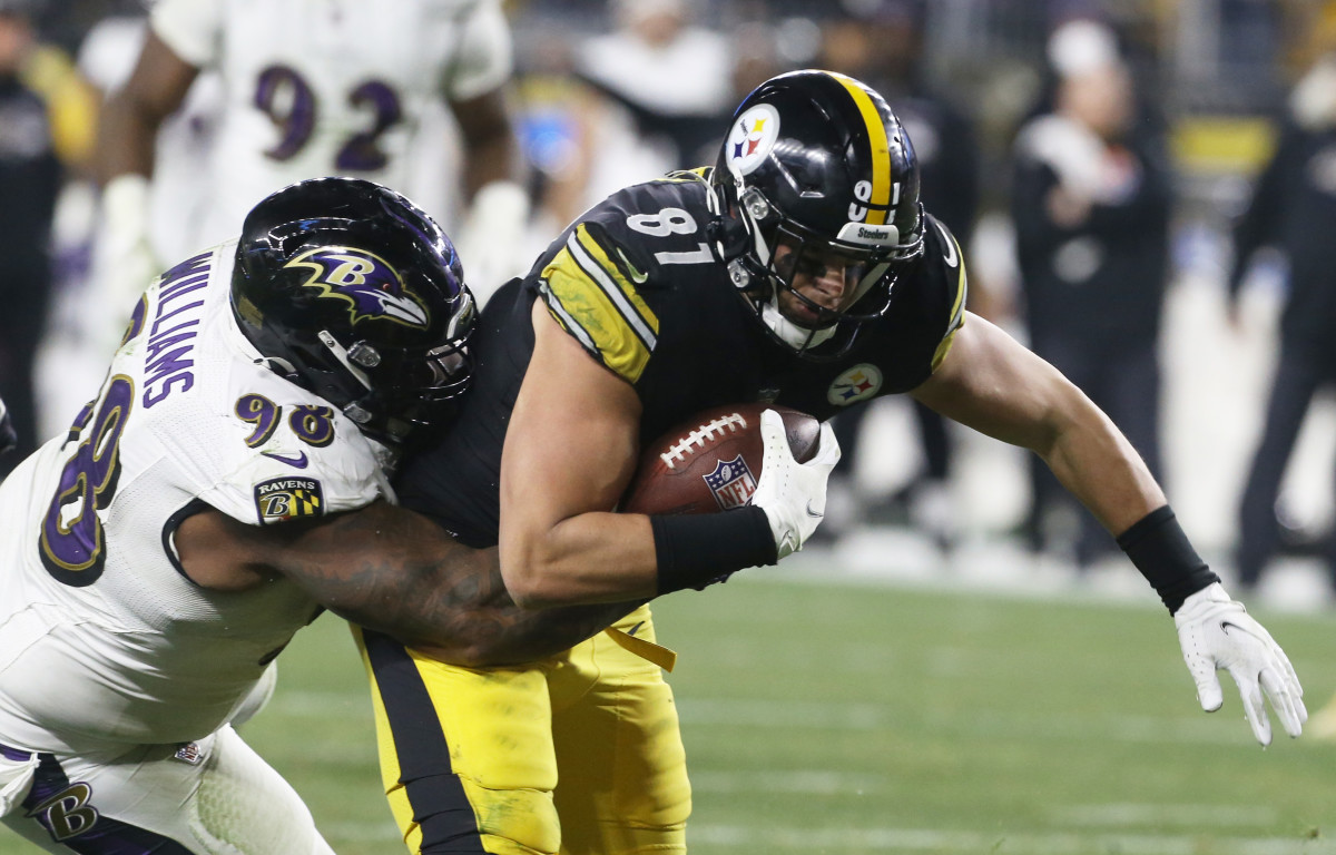 Dec 5, 2021; Pittsburgh, Pennsylvania, USA; Pittsburgh Steelers tight end Zach Gentry (81) runs after a catch as Baltimore Ravens nose tackle Brandon Williams (98) defends during the fourth quarter at Heinz Field. Pittsburgh won 20-19. Mandatory Credit: Charles LeClaire-USA TODAY Sports