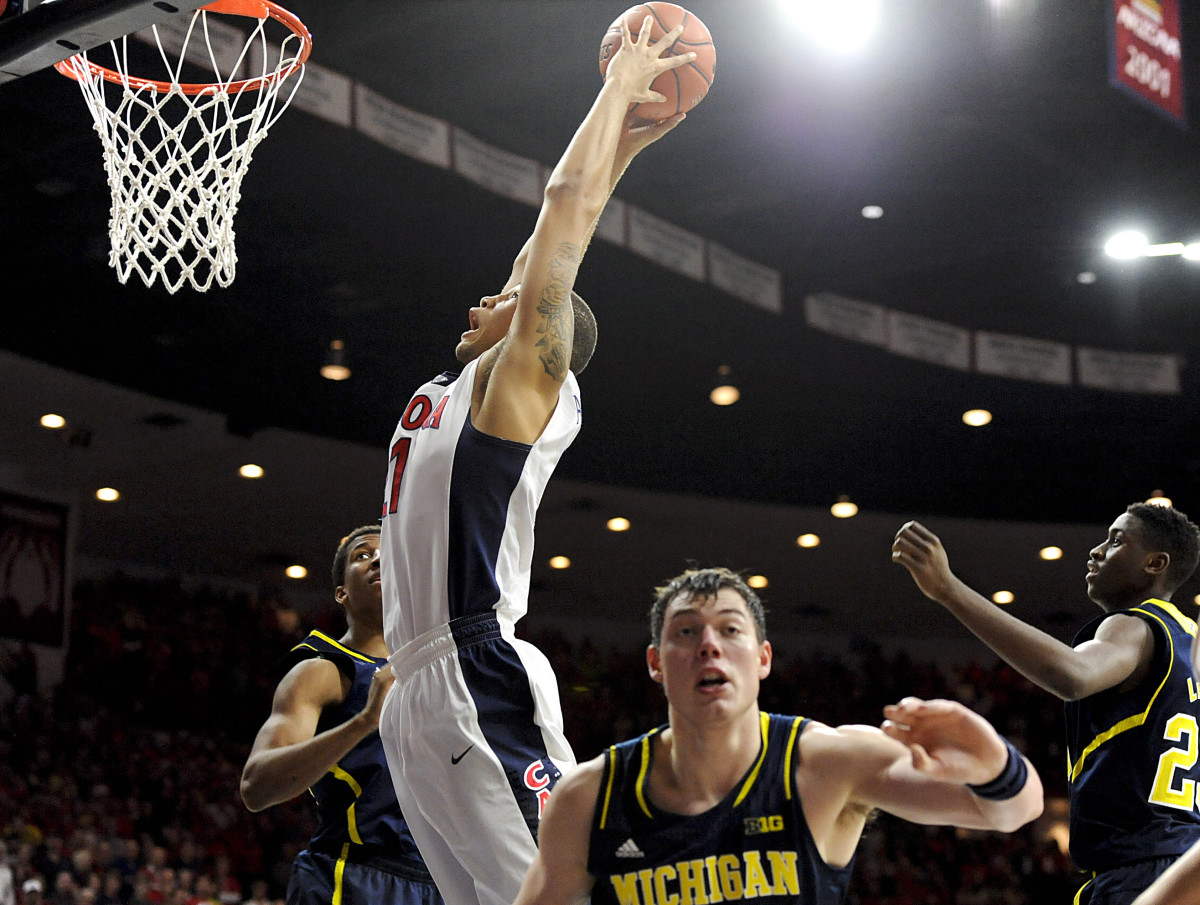 Arizona Wildcats forward Brandon Ashley (21) dunks the ball during the second half against the Michigan Wolverines at McKale Center. Arizona won 80-53.