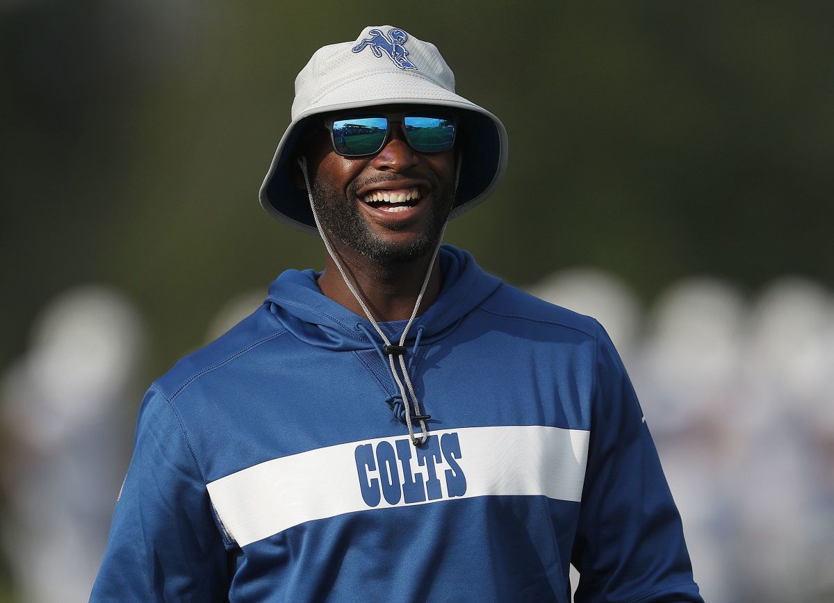 Indianapolis, Indiana, USA. 30th Oct, 2022. Indianapolis Colts reeves coach  Reggie Wayne on the sidelines during NFL game against the Washington  Commanders in Indianapolis, Indiana. John Mersits/CSM/Alamy Live News Stock  Photo 