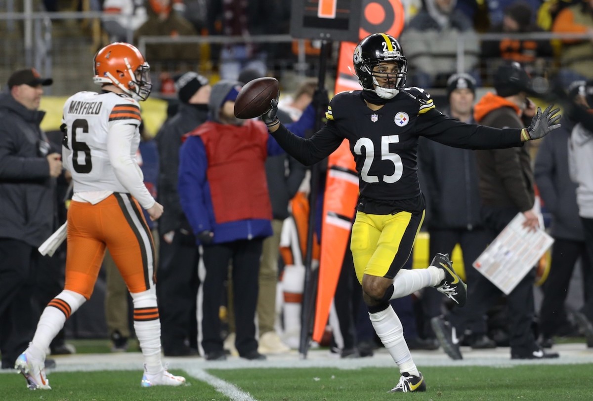 Pittsburgh Steelers cornerback Ahkello Witherspoon (25) plays against the  Tennessee Titans during an NFL football game, Sunday, Dec. 19, 2021, in  Pittsburgh. (AP Photo/Don Wright Stock Photo - Alamy