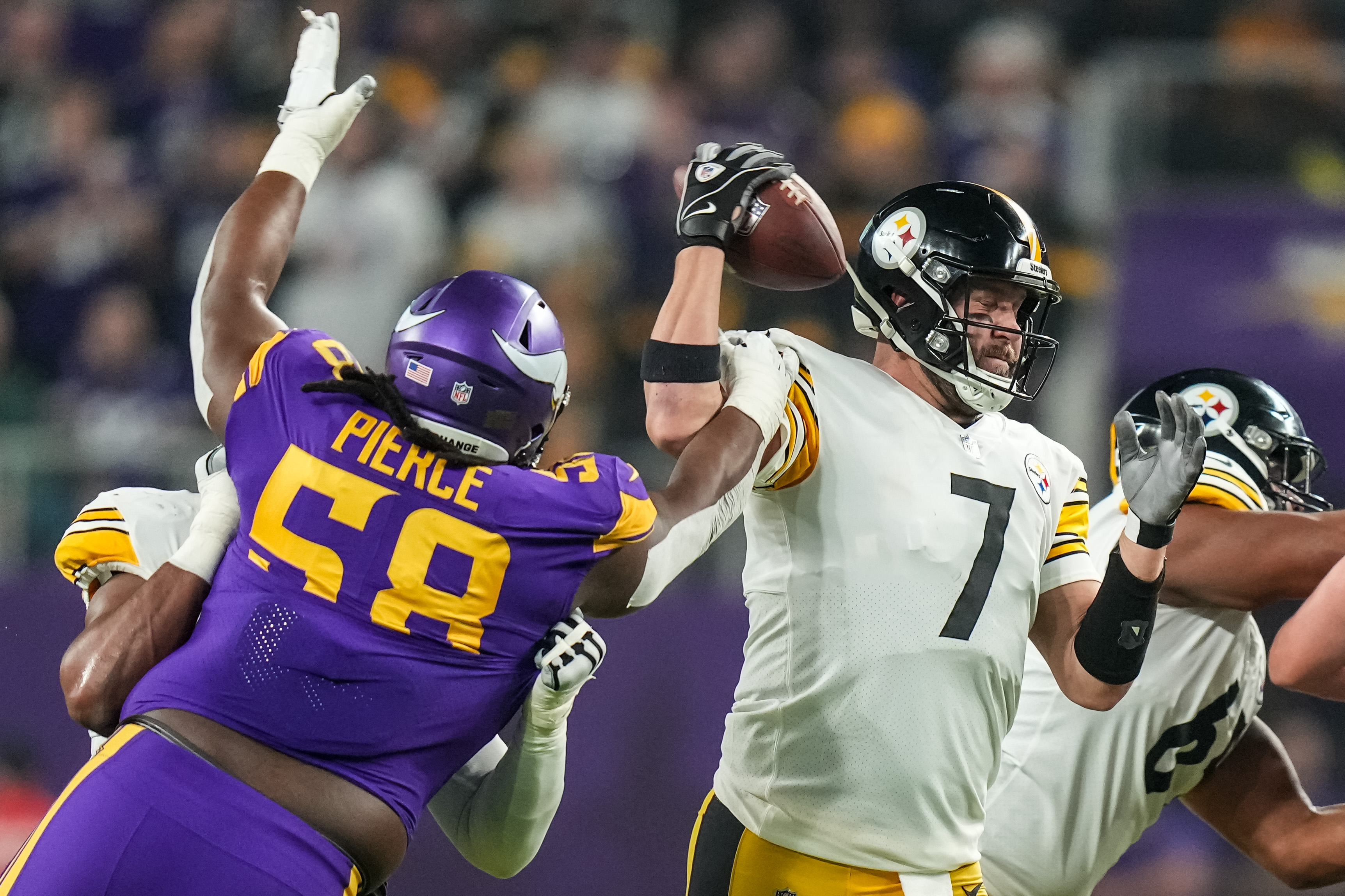 Minnesota Vikings defensive tackle Harrison Phillips takes part in drills  at the NFL football team's practice facility in Eagan, Minn., Tuesday, May  17, 2022. (AP Photo/Bruce Kluckhohn Stock Photo - Alamy