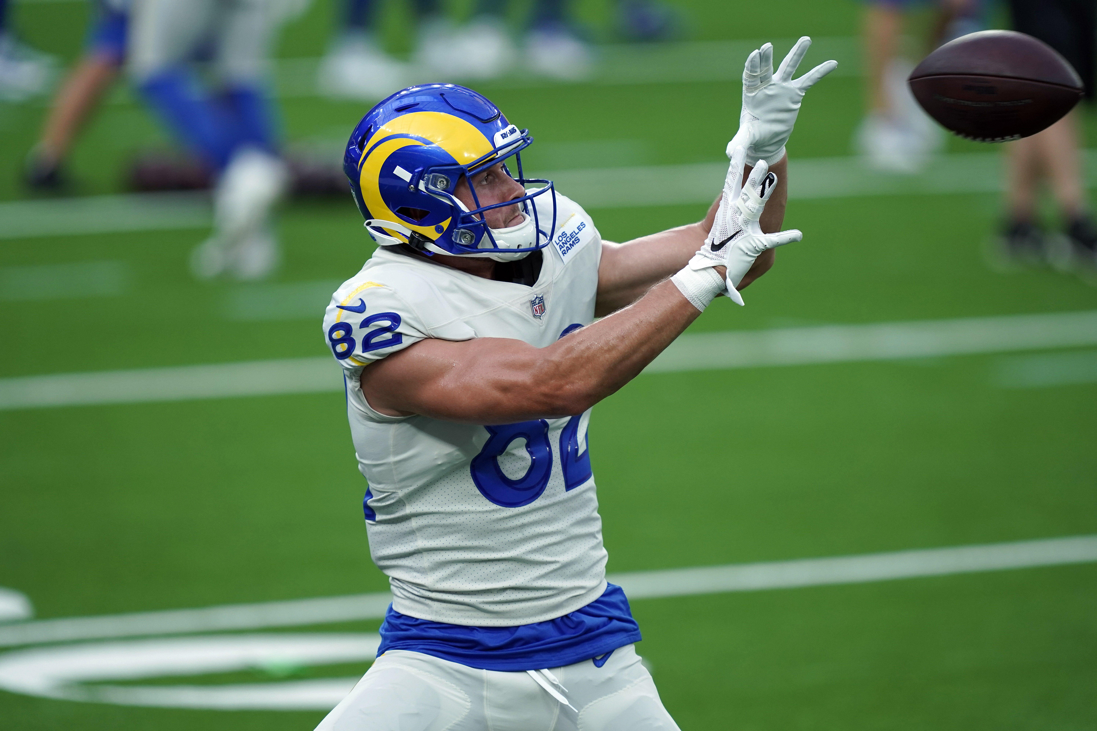 Minnesota Vikings tight end Johnny Mundt (86) drops a pass during the  fourth quarter of an NFL football game against the Philadelphia Eagles,  Monday, Sep. 19, 2022, in Philadelphia. The Eagles defeated