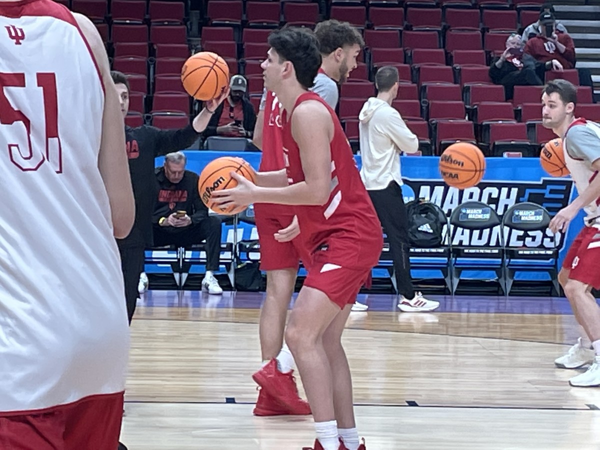 Trey Galloway gets loose during Wednesday night's shootaround. (Photos by Tom Brew)