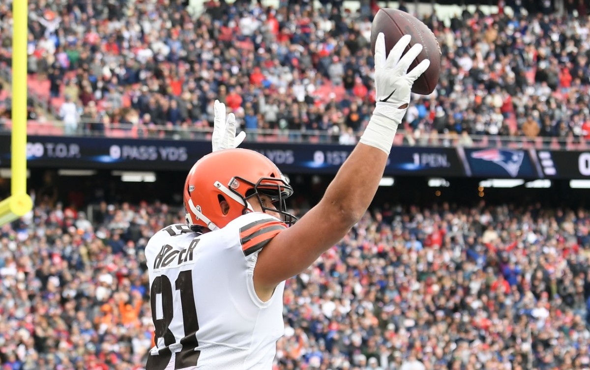 Browns release tight end Austin Hooper