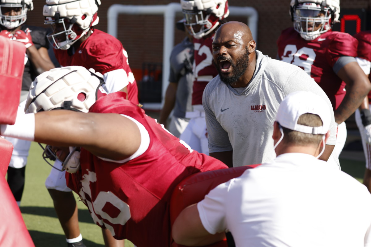 Freddie Roach instructs the Alabama defensive linemen during practice