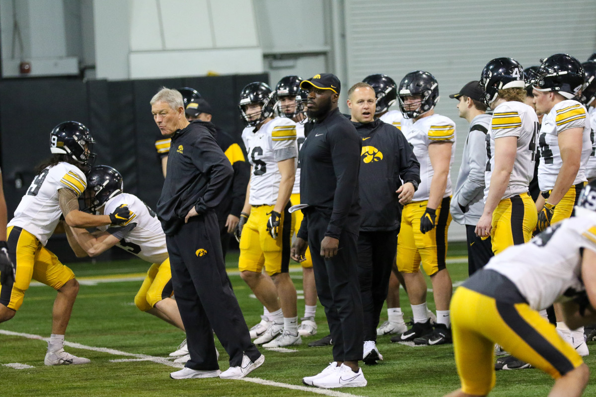 Abdul Hodge Welcoming New Role with Hawkeyes - Sports Illustrated Iowa  Hawkeyes News, Analysis and More