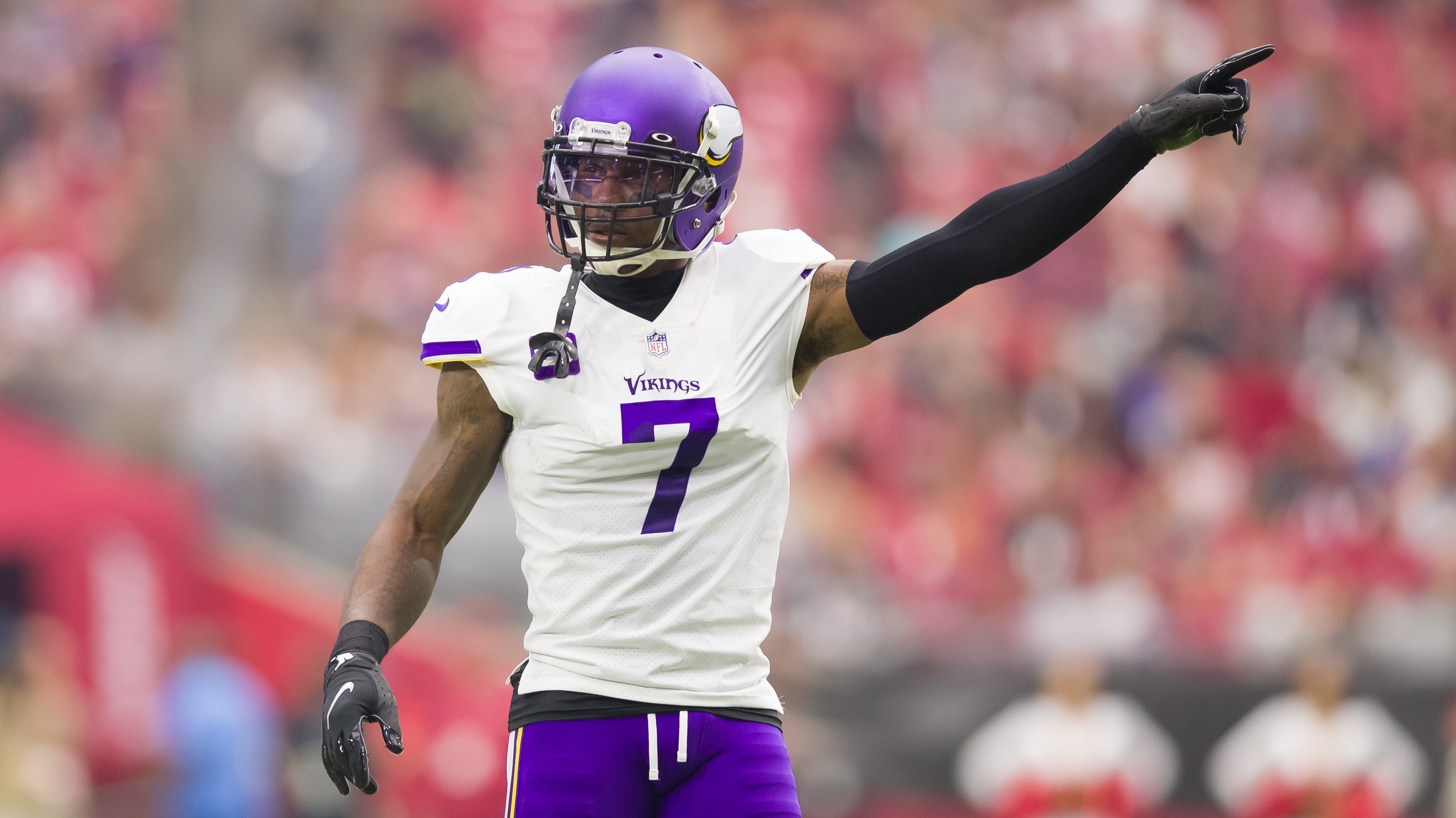 Pro Bowl cornerback Patrick Peterson re-signing with Minnesota Vikings 