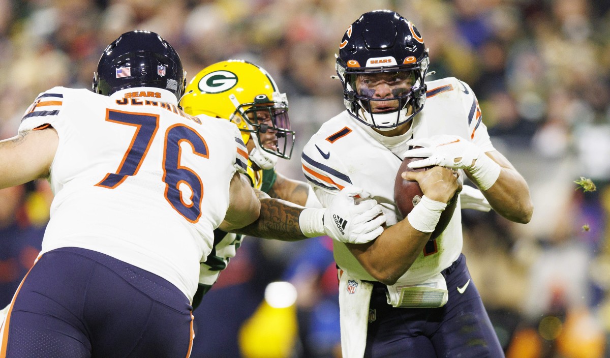 Bears' Dakota Dozier placed on injured reserve as Chicago loses potential  starter along offensive line 