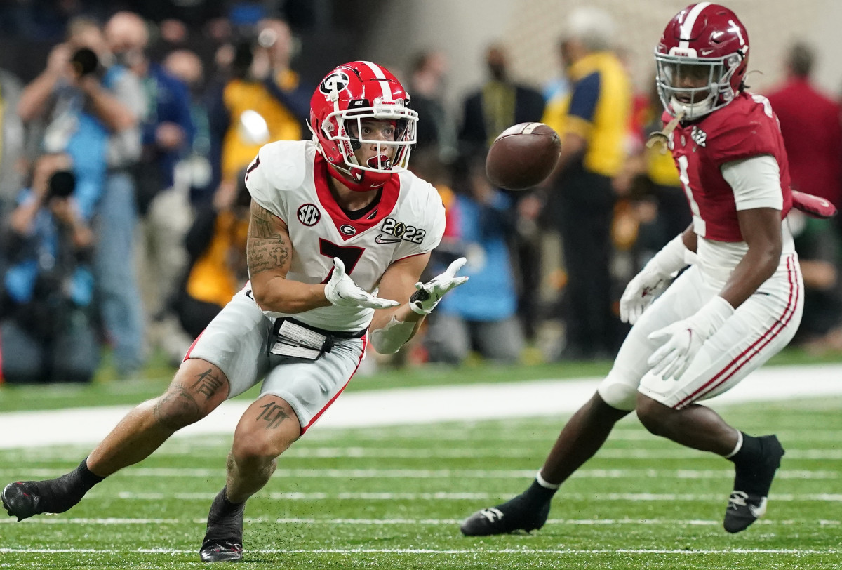 Georgia Bulldogs wide receiver Jermaine Burton (7) catches the ball against Alabama defensive back Kool-Aid McKinstry (1) during the 2022 CFP college football national championship game at Lucas Oil Stadium.