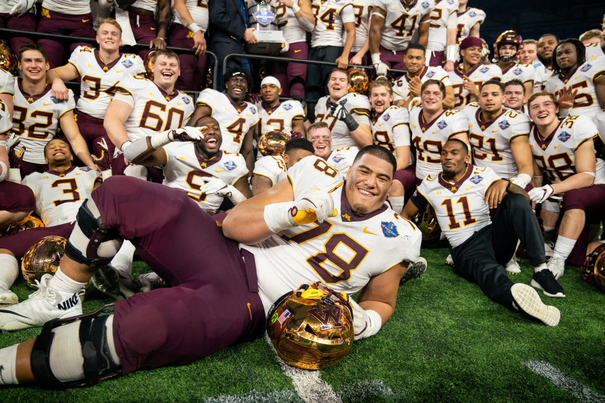 Unicorn' Daniel Faalele returns to Gophers looking to dominate before NFL  jump – Twin Cities