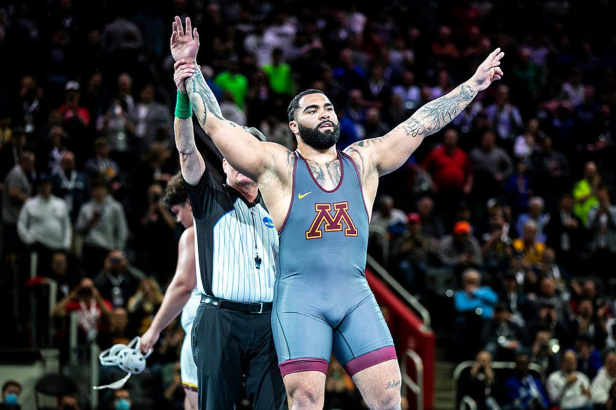 Gable Steveson defends NCAA title, leaves shoes on the mat in final