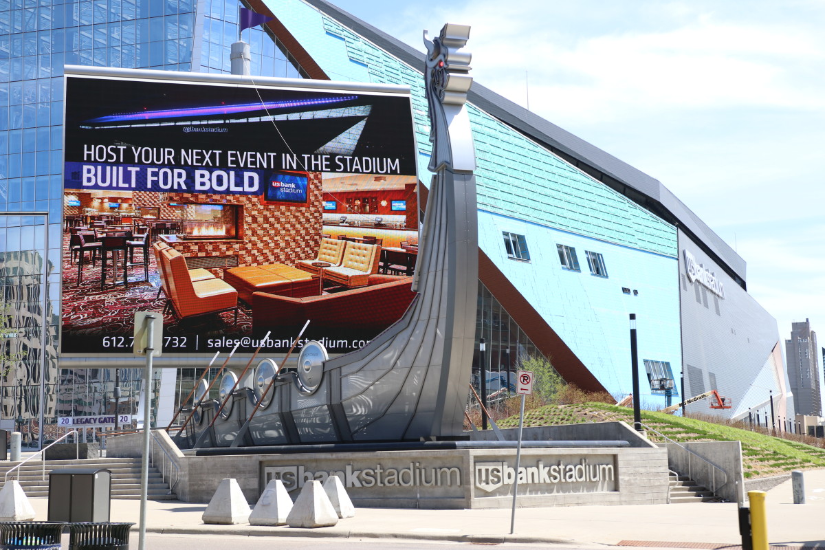 Minnesota Vikings' eager fans return to U.S. Bank Stadium for fake