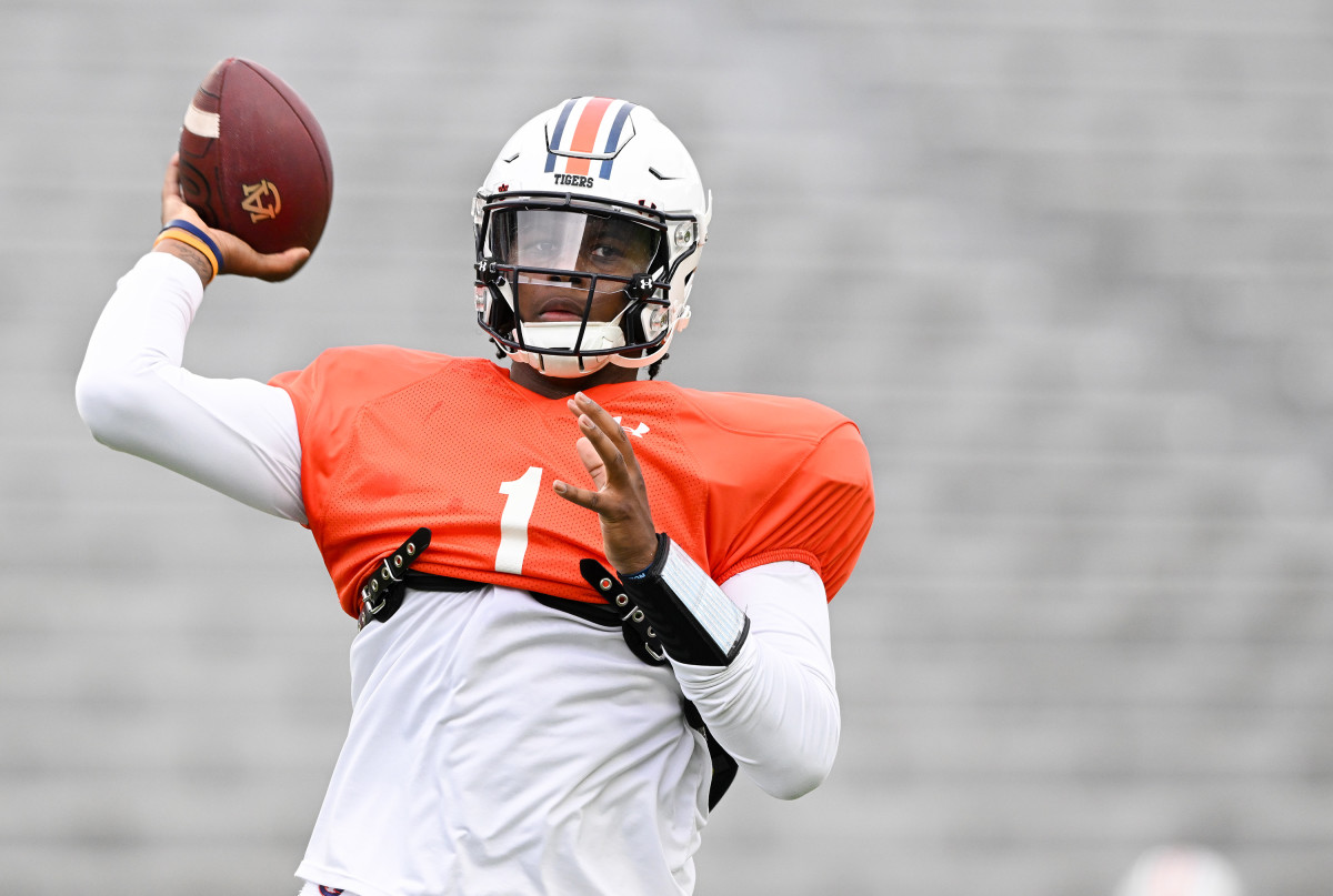 Auburn's Bo Nix getting tossed into fire, just like his Dad