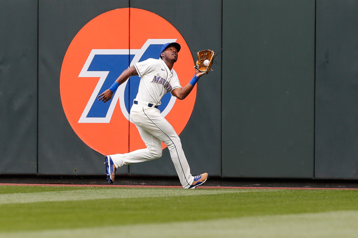 Seattle Mariners center fielder Kyle Lewis tracks down a fly ball