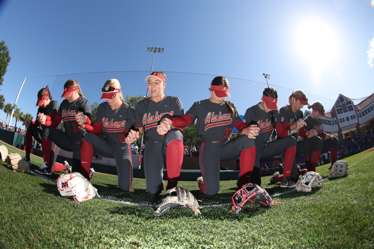 Alabama softball praying