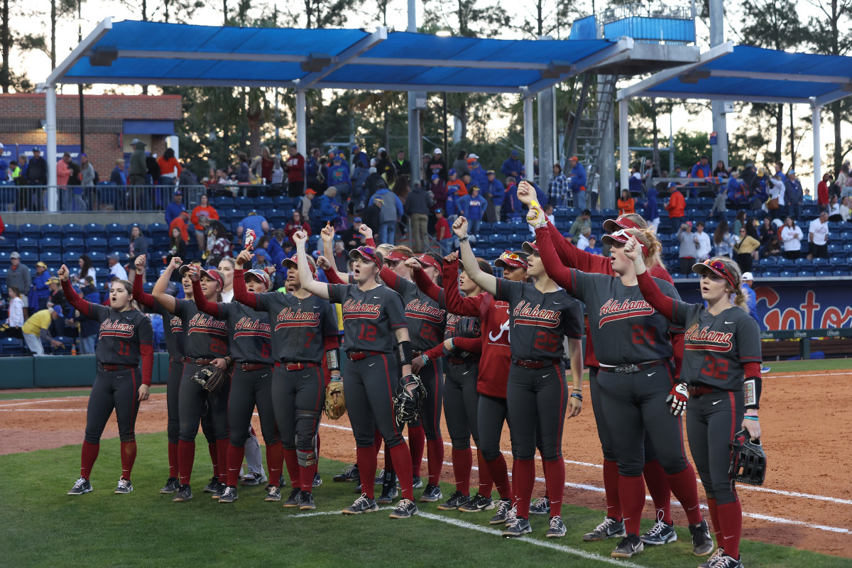 Alabama softball celebrates victory at Florida