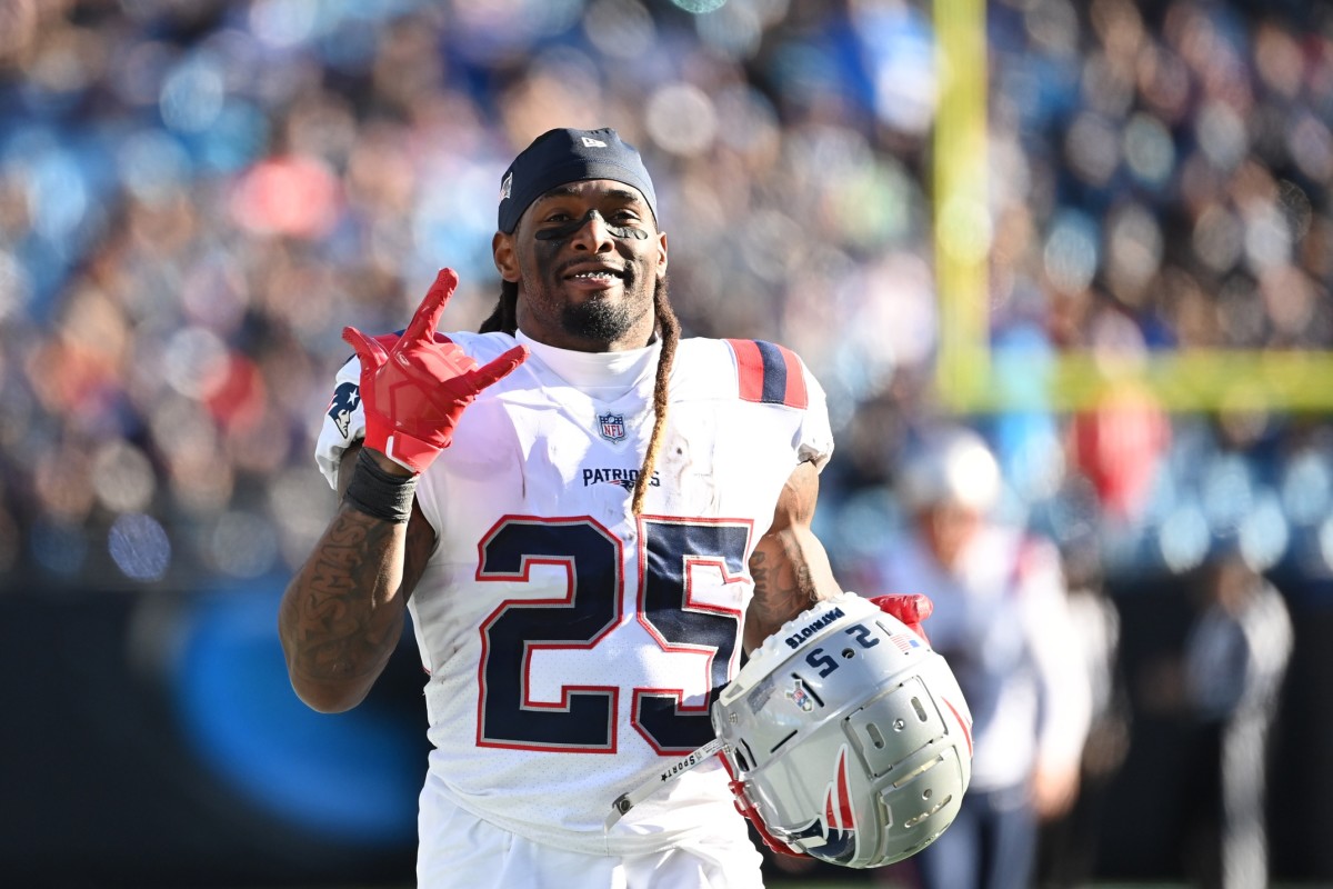 Raiders new RB Brandon Bolden honored grandpa by wearing his