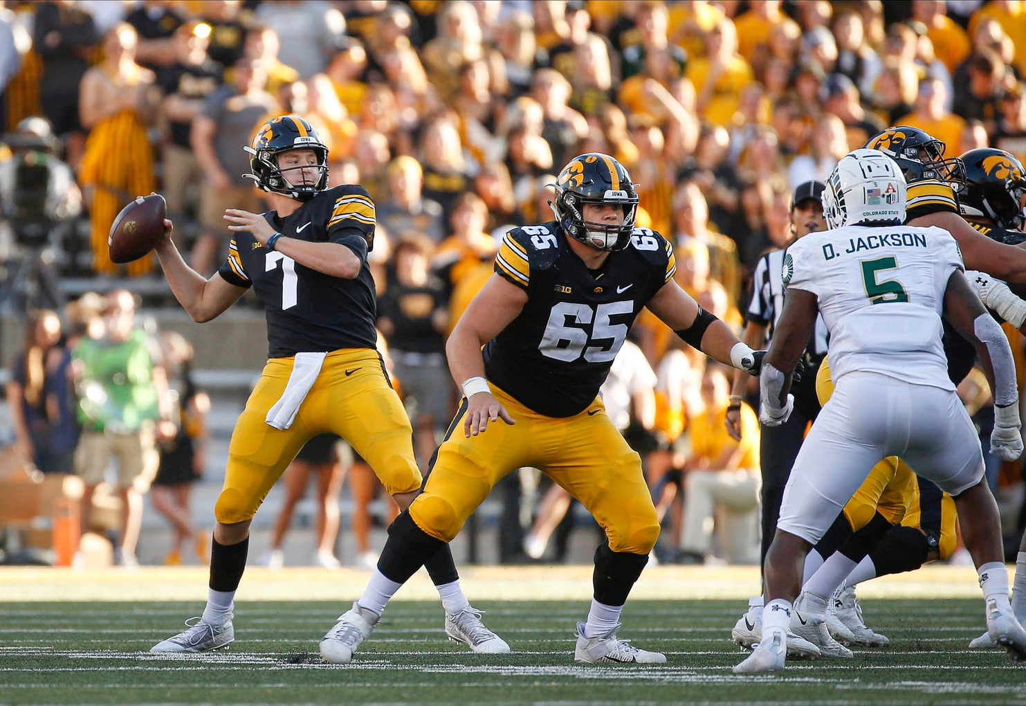 Why the New York Jets Should Pick Iowa Center Tyler Linderbaum in First  Round of 2022 NFL Draft - Sports Illustrated New York Jets News, Analysis  and More