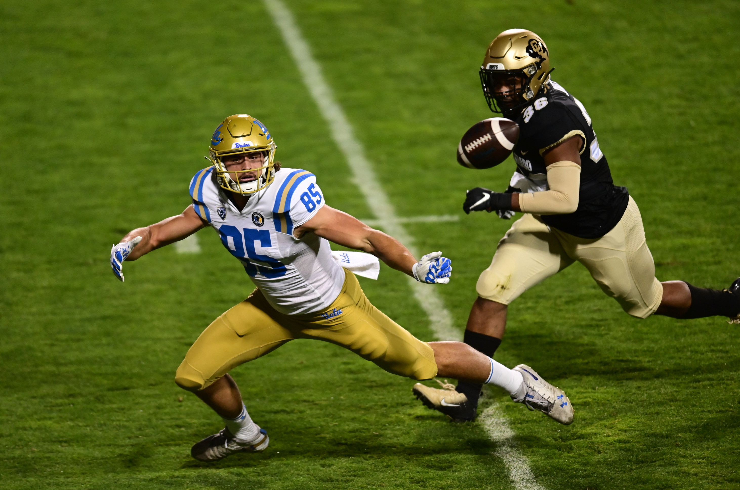 UCLA Football Tight End Greg Dulcich Declares For 2022 NFL Draft, Forgoing  Final Year - Sports Illustrated UCLA Bruins News, Analysis and More