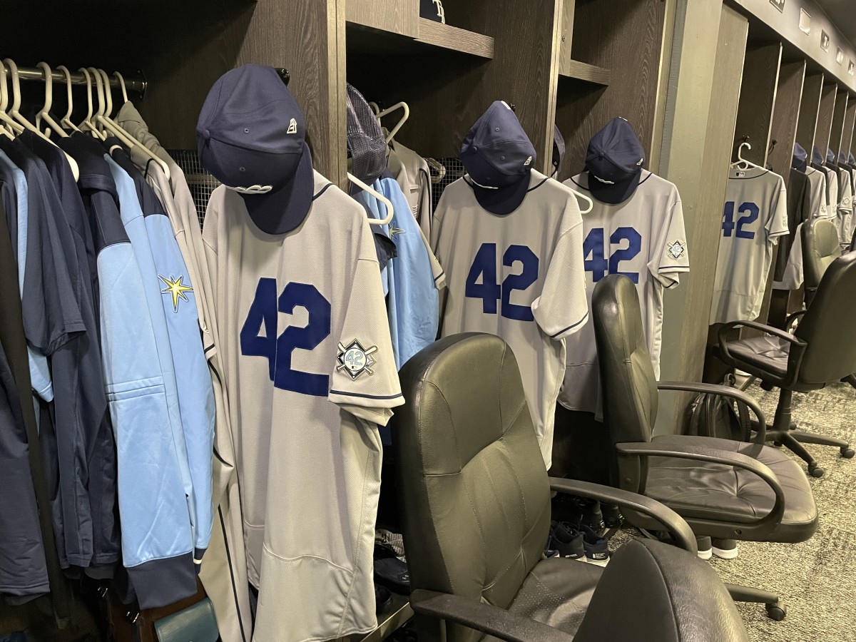 Rivera closes a game that saw every player wear Jackie Robinson's #42
