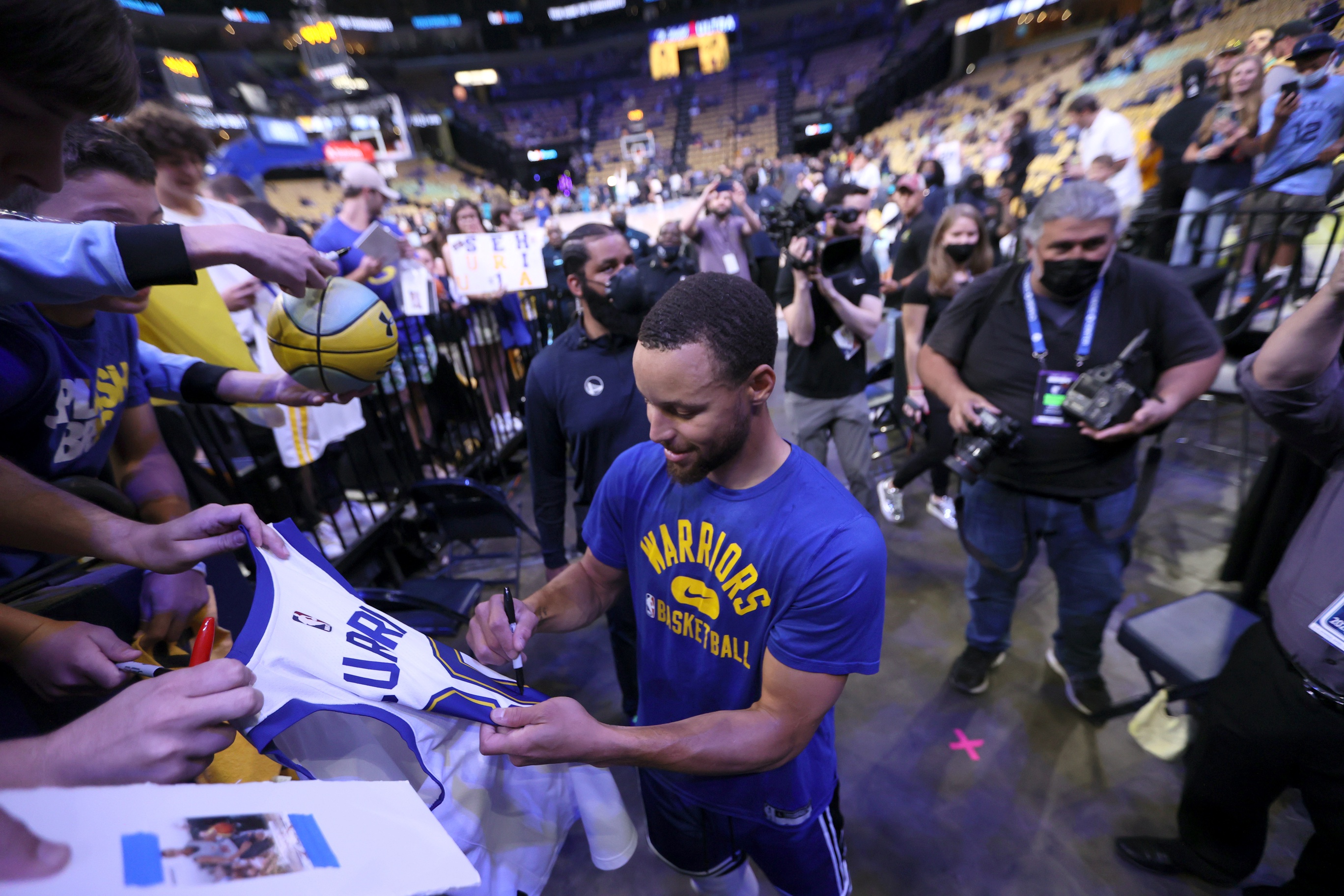 Here S What Steph Curry Reportedly Said To The Refs After Draymond Green Was Ejected Fastbreak