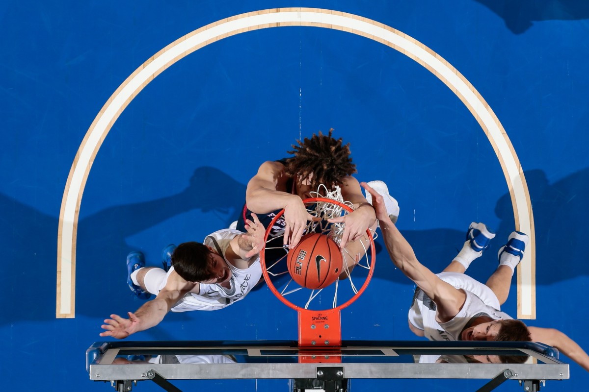 Braxton Meah dunk with two hands.