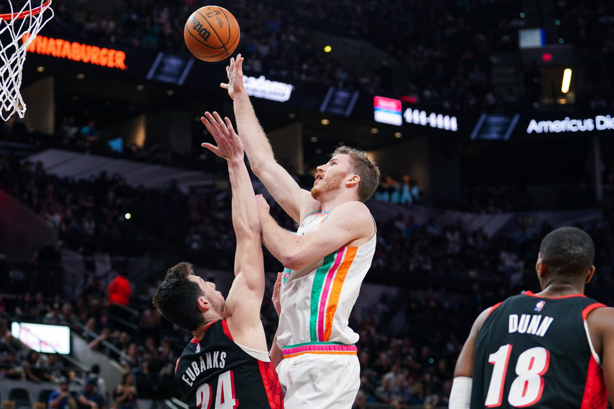 Spurs' Poeltl gets recognized for hugely outplaying contract