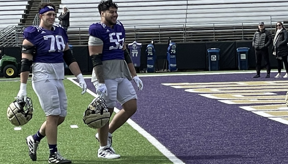 Matteo Mele and Troy Fautanu head for the locker room.