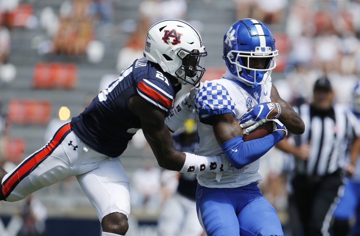 Kentucky receiver Allen Dailey (89) is tackled by Auburn defensive back Smoke Monday (21). Mandatory Credit: John Reed-USA TODAY Sports