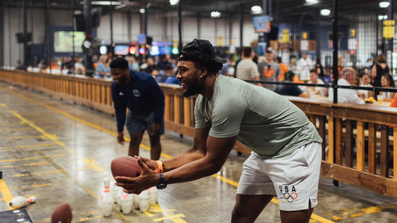 Bengals defensive end Sam Hubbard donated thousands of dollars to  Cincinnati's Freestore Foodbank.