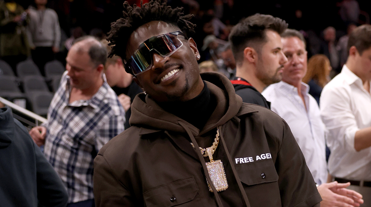 Antonio Brown Performs At Bar, Claims He's A 'Foreign National'