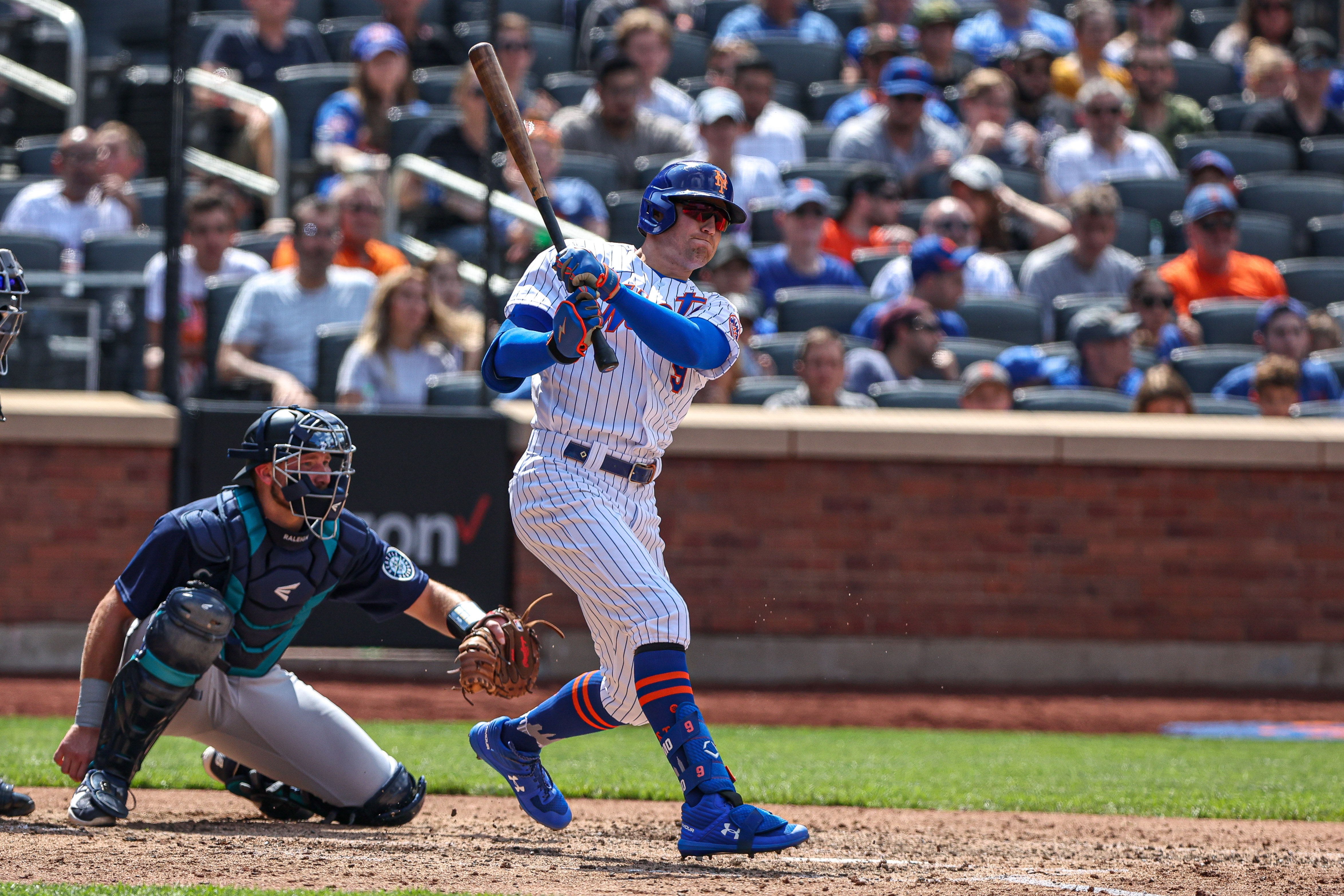 New York Mets outfielder Brandon Nimmo, center, dressed as Santa