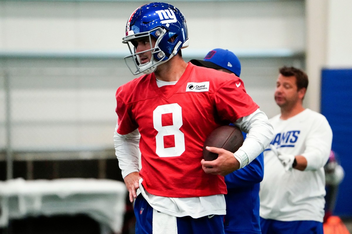 Giants' QB outlook cloudy as Daniel Jones awaits surgery, undrafted rookie  gets nod and rich 2024 draft looms - Yahoo Sports