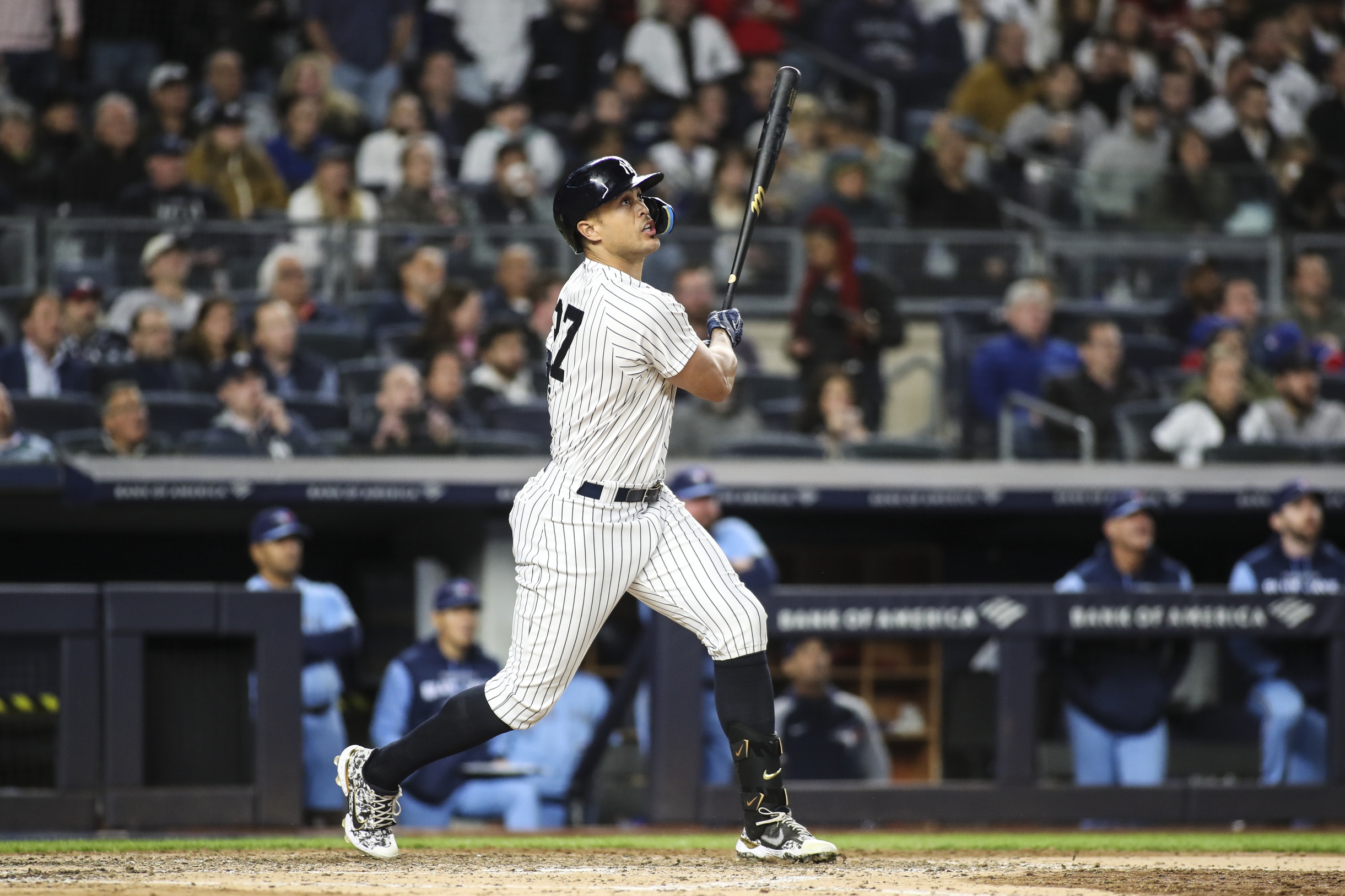 Giancarlo Stanton leaves game after hit during swing 