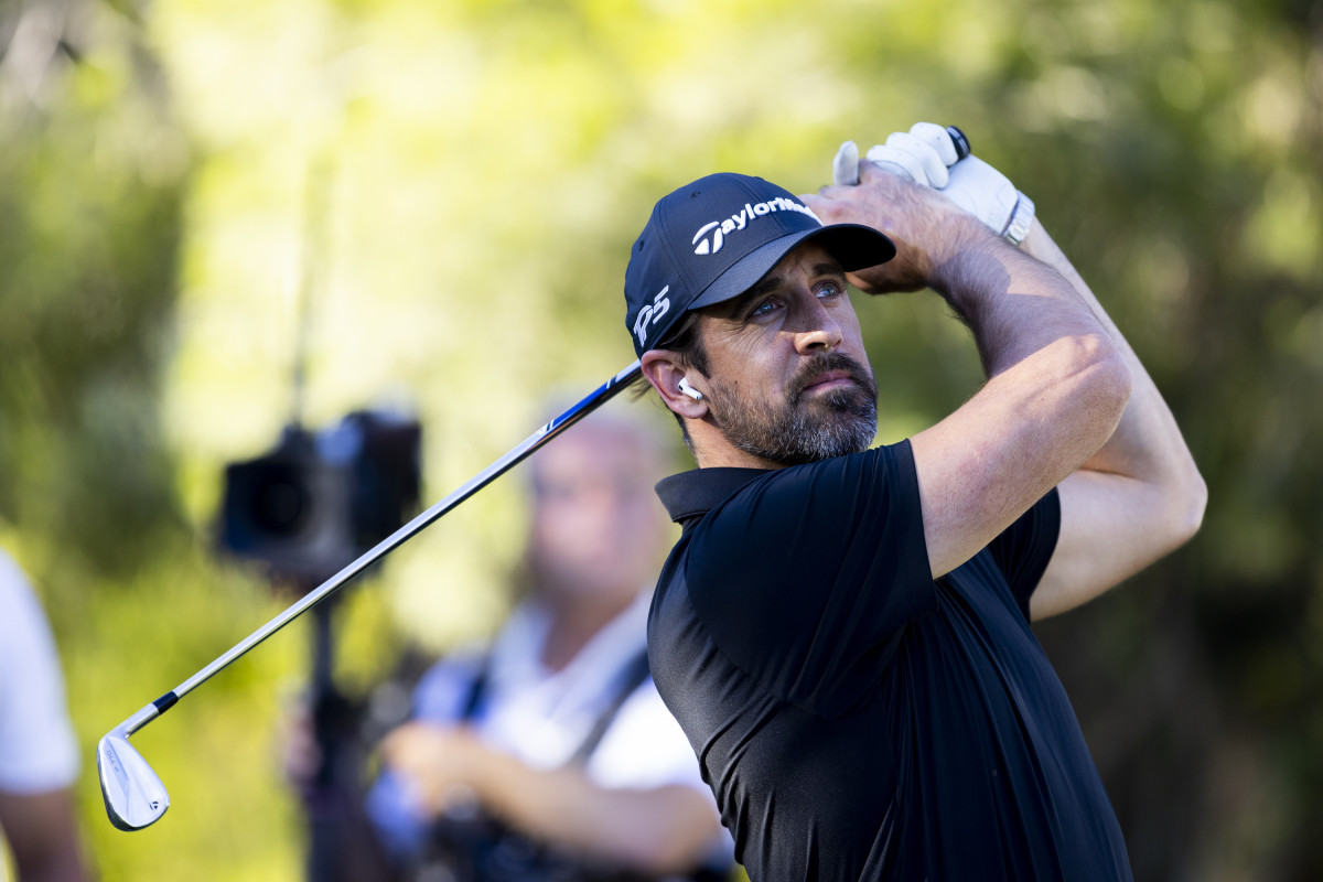 Aaron Rodgers sinks putt to win 'The Match' versus Tom Brady