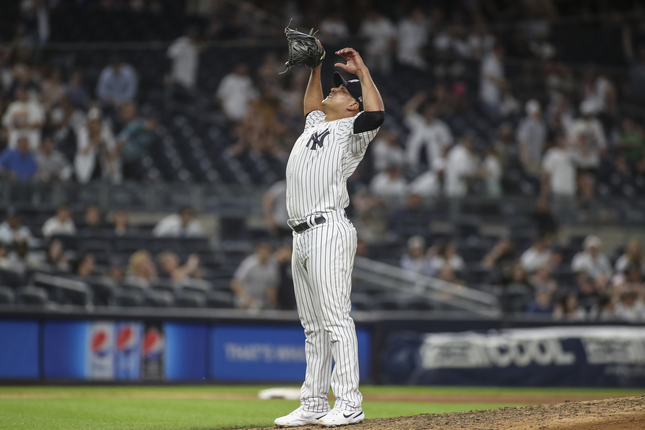 Braves acquire lefty Banuelos from Yankees