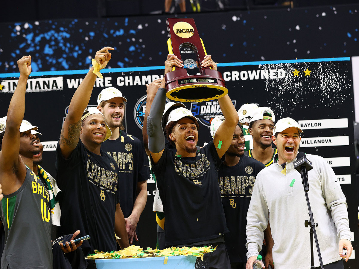 baylor-team-with-trophy