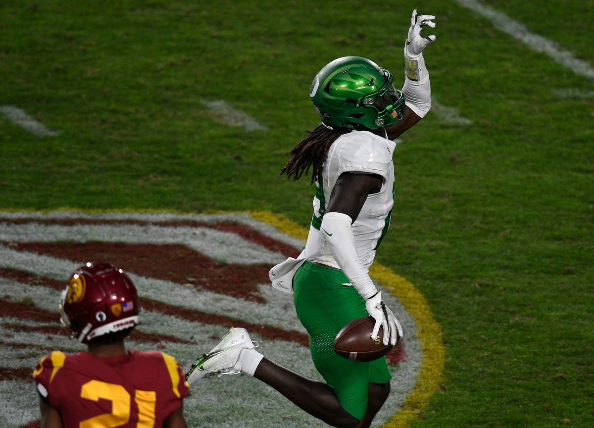 Oregon Ducks Football Defensive End Kayvon Thibodeaux Named Pro Football  Focus' Pac-12 Defensive Player of the Year - Sports Illustrated Oregon  Ducks News, Analysis and More