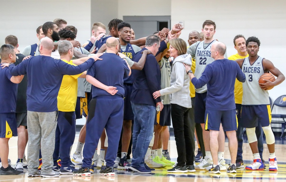 Pacers president of basketball operations Kevin Pritchard (center) huddles up with players and staff after a practice. (USA TODAY Sports)