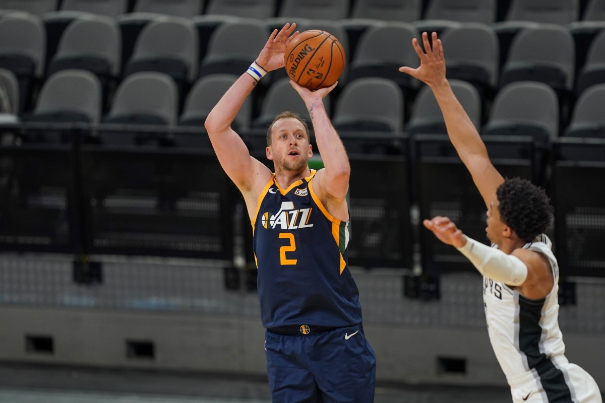 Joe Ingles (2) scores against the San Antonio Spurs