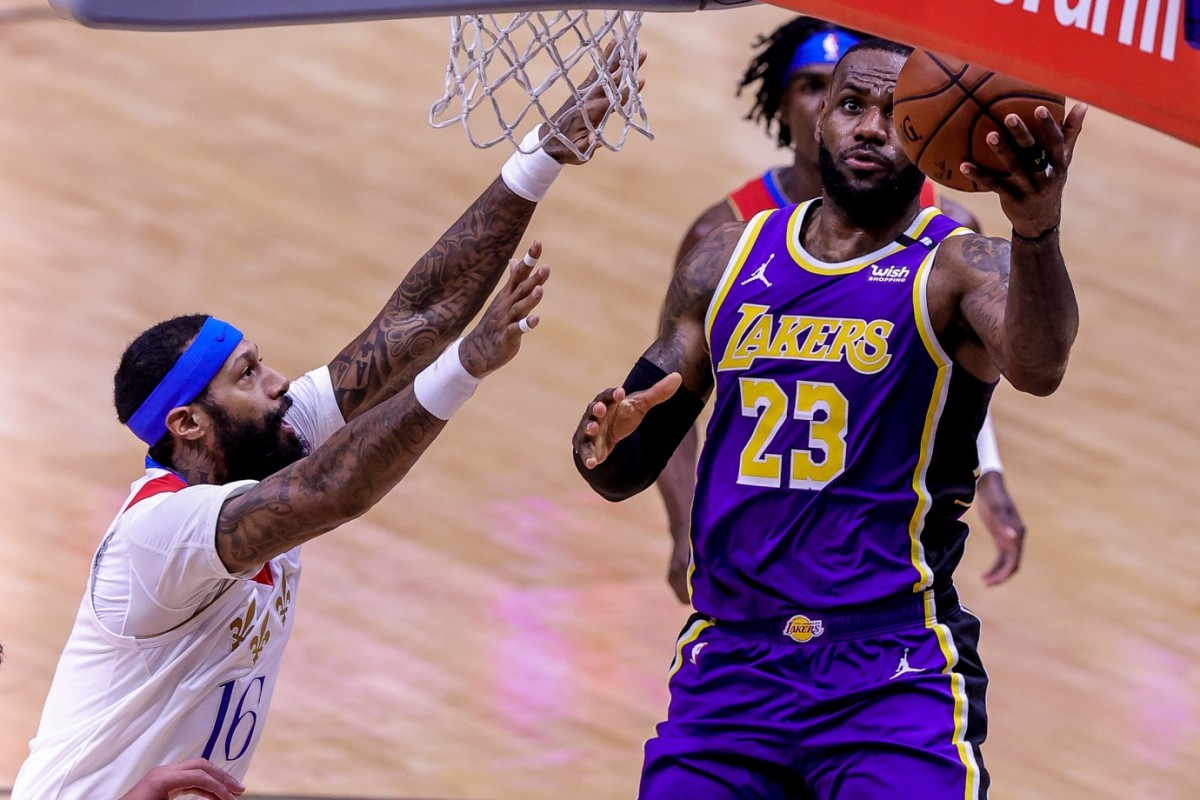 NBA Highlights Lakers' LeBron James With a Powerful Dunk in Pelicans