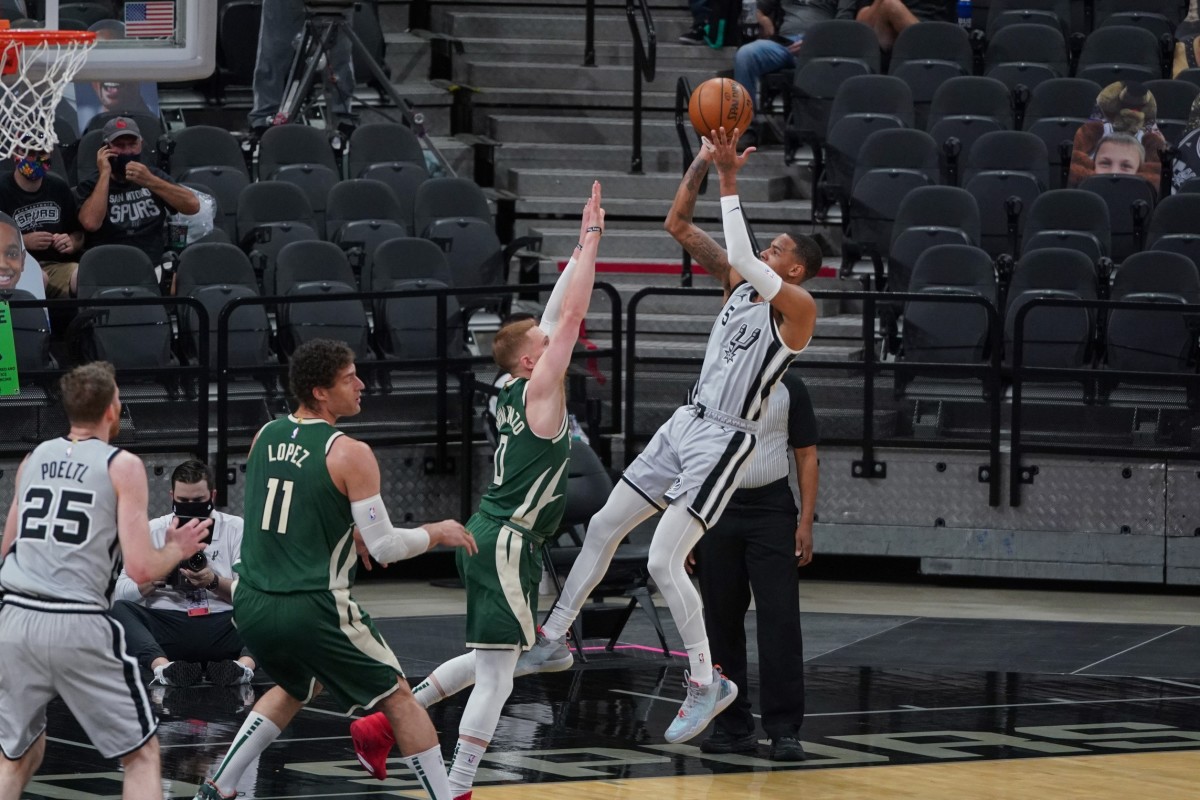 Dejounte Murray shoots over the Bucks.