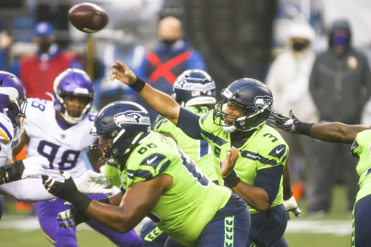 RUSSEL WILSON scrambles out the pocket and gets a Touchdown Pass