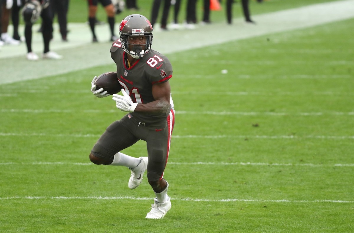 Antonio Brown Officially Signs New Contract With Tampa Bay Buccaneers ...