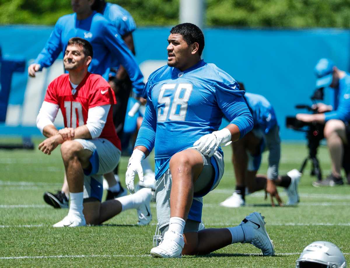 DETROIT, MI - DECEMBER 11: Detroit Lions offensive tackle Penei Sewell (58)  signals first down after